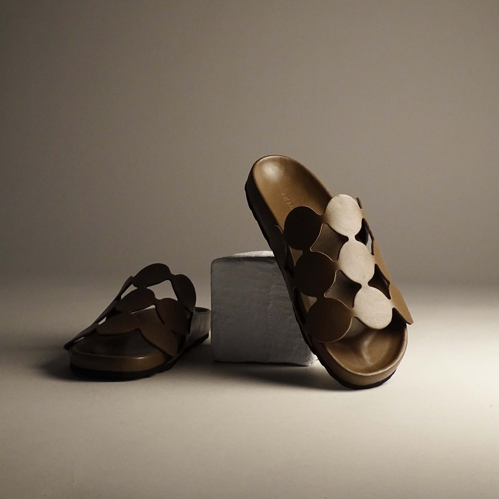 ビュル フラットミュール – PIERRE HARDY ONLINE BOUTIQUE
