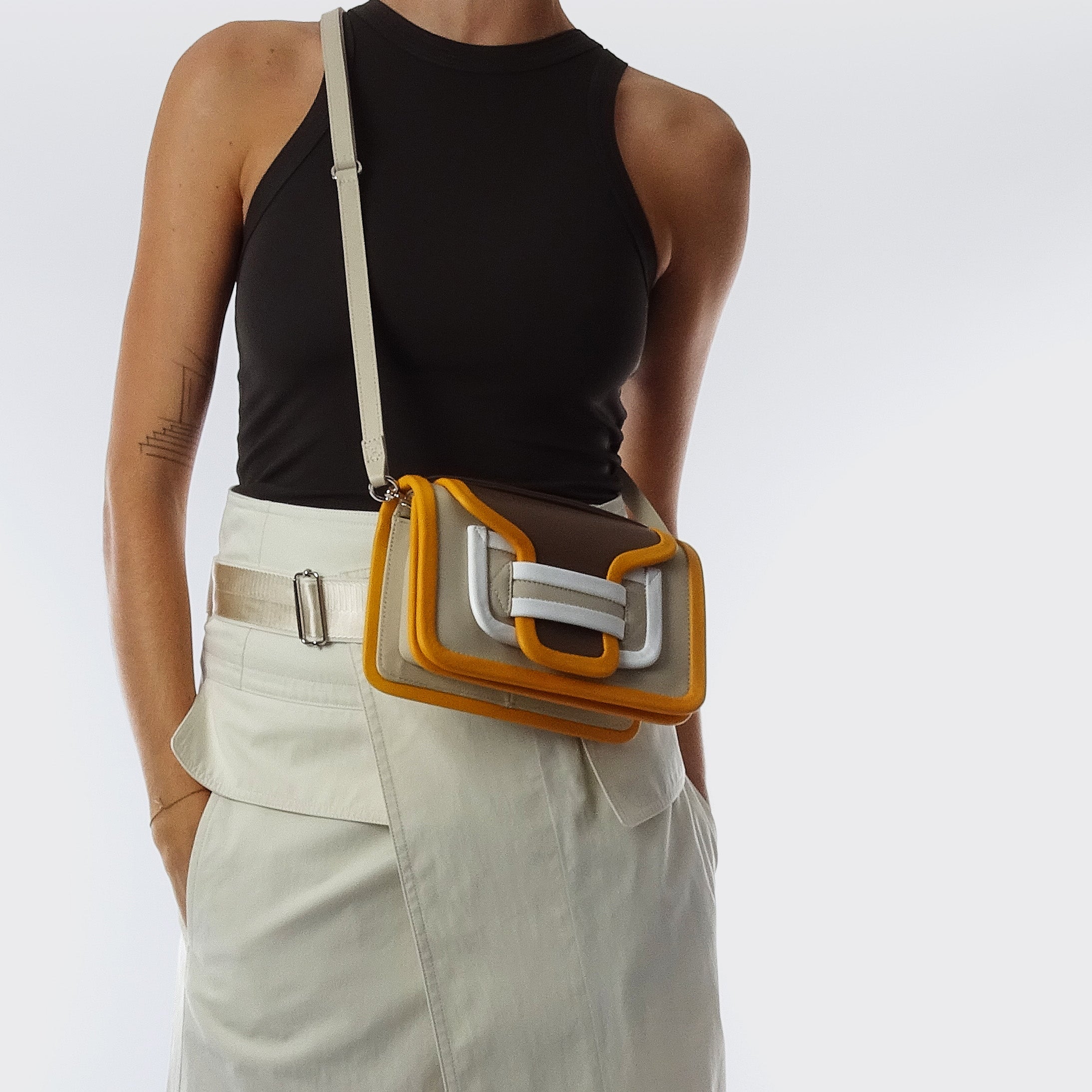 アルファ ハンドバッグ – PIERRE HARDY ONLINE BOUTIQUE