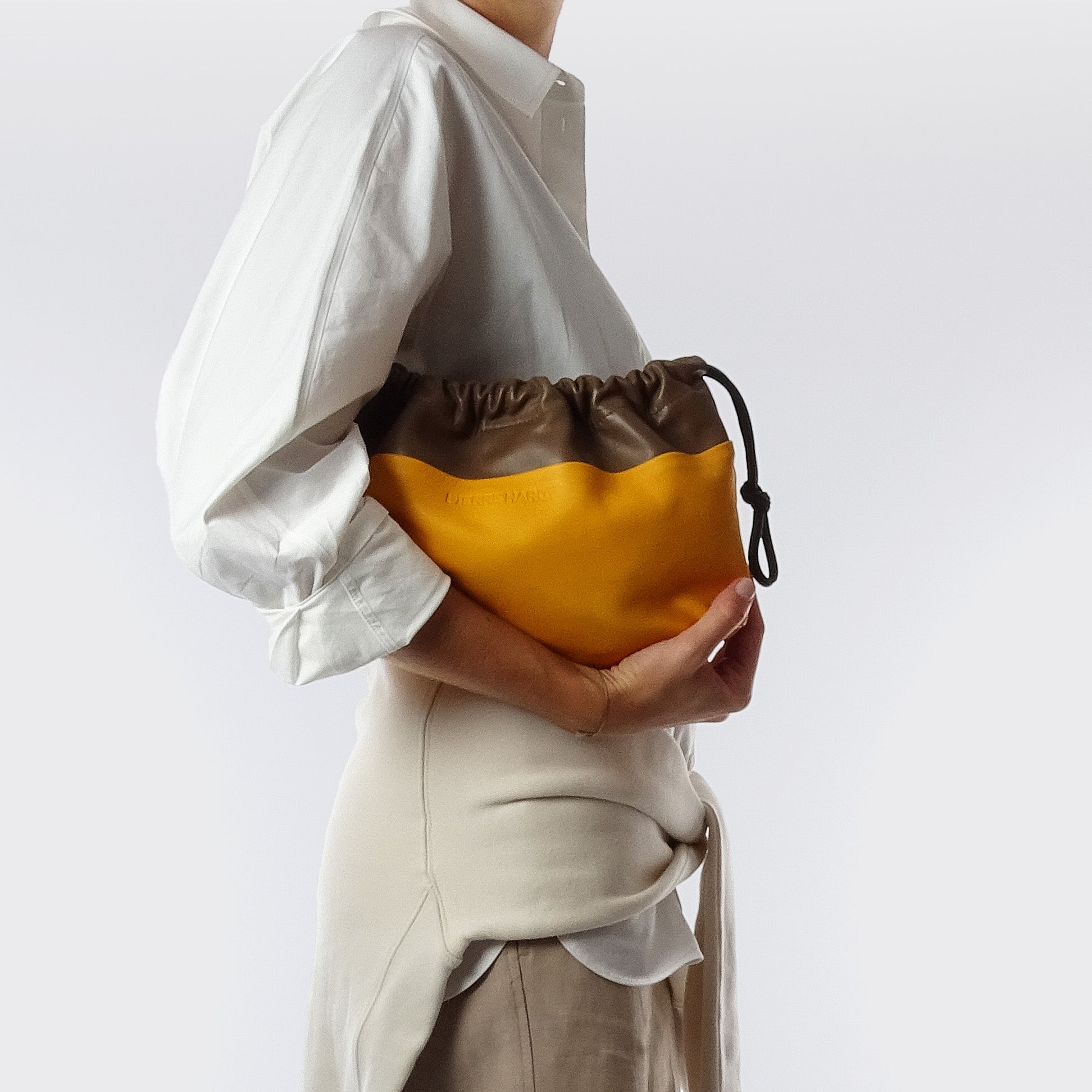 限定極希少　86万円Berluti コンプライス エッジ　ボディバッグ 2way FENDI】フェンディ『フェンディ モンスター マイクロバゲット』8M0354